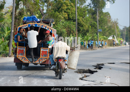 Erdbeben-Risse auf der Straße zwischen Port-au-Prince und Léogâne, Epizentrum des Erdbebens, Januar 2010, Leogane, Haiti, Stockfoto