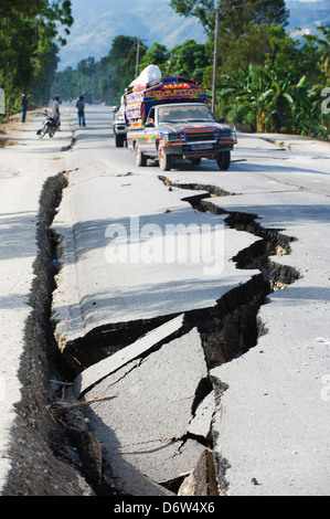 Erdbeben-Risse auf der Straße zwischen Port-au-Prince und Léogâne, Epizentrum des Erdbebens, Januar 2010, Leogane, Haiti, Stockfoto