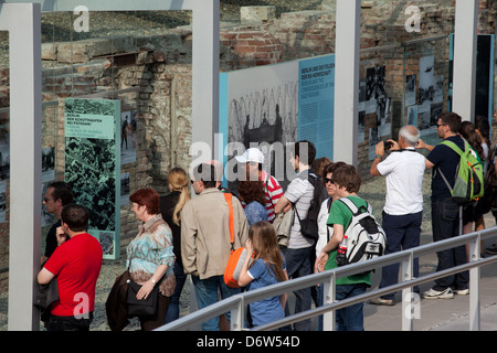 Berlin, Deutschland, graben die Ausstellungsbesucher die Open-Air-Ausstellung Topographie des Terrors Stockfoto