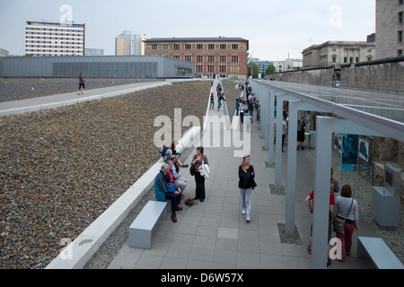 Berlin, Deutschland, graben die Ausstellungsbesucher die Open-Air-Ausstellung Topographie des Terrors Stockfoto