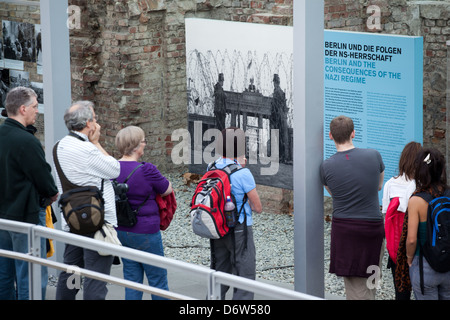 Berlin, Deutschland, graben die Ausstellungsbesucher die Open-Air-Ausstellung Topographie des Terrors Stockfoto