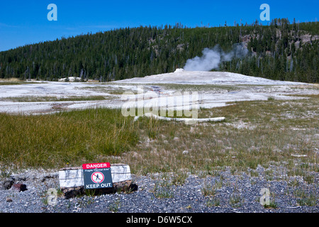 Warnzeichen halten Touristen aus Wandern auf dem Boden rund um Old Faithful Geysir im Yellowstone National Park. Stockfoto