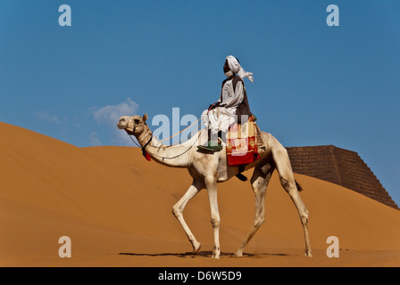 Kamelreiter warten auf Touristen auf die Pyramiden von Meroe, Nord-Sudan Stockfoto