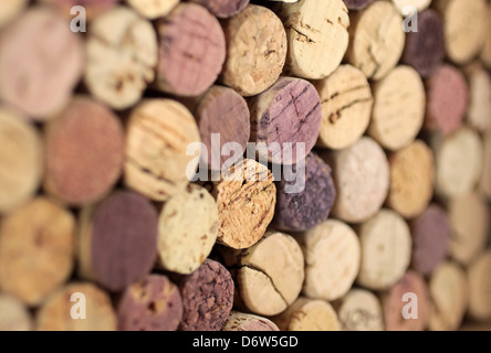 Gestapelte Korken von Flaschen Rotwein Stockfoto