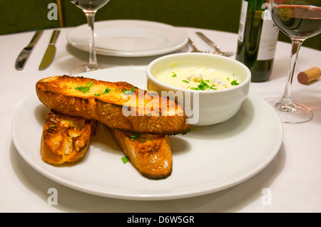 Fonduetta: Toast mit Käse-Fondue. Schließen Sie die Ansicht. Stockfoto