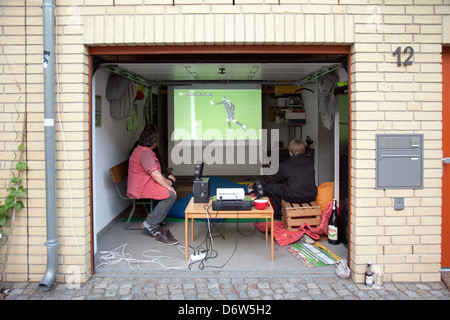 Berlin, Deutschland, fans Fußball gucken in der EM-garage Stockfoto