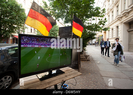 Berlin, Deutschland, Flaggen und Flachbild-TV für die Fußball-Europameisterschaft in der Allee von Kastanienbäumen Stockfoto