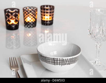 Einfache Tischdekoration mit drei Kerzen im Glas Kerzenständer. Stockfoto