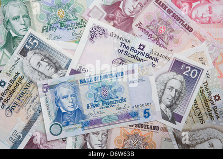 Schottische Banknoten unterschiedlicher Konfessionen, die von der Bank of Scotland und die Royal Bank of Scotland ausgestellt. Stockfoto