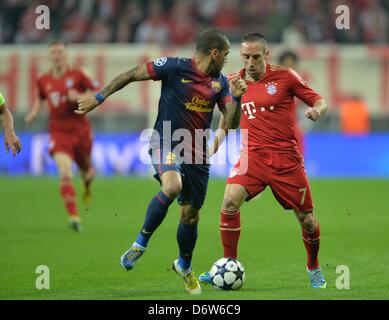 Münchner Franck Ribery (R) und Barcelonas Daniel Alves wetteifern um die Kugel während der UEFA-Champions-League-Halbfinale ersten Bein Fußballspiel zwischen FC Bayern München und FC Barcelona in der Arena in München, 23. April 2013. Foto: Andreas Gebert/Dpa +++(c) Dpa - Bildfunk +++ Stockfoto