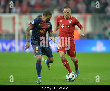 Münchner Franck Ribery (R) und Barcelonas Daniel Alves wetteifern um die Kugel während der UEFA-Champions-League-Halbfinale ersten Bein Fußballspiel zwischen FC Bayern München und FC Barcelona in der Arena in München, 23. April 2013. Foto: Andreas Gebert/dpa Stockfoto