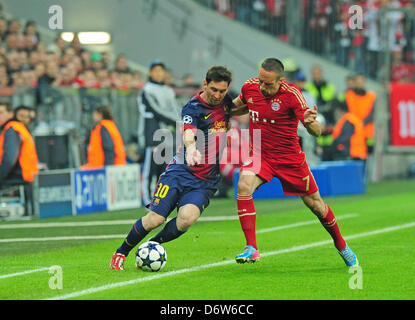 Münchner Franck Ribery (R) und Barcelonas Lionel Messi wetteifern um die Kugel während der UEFA-Champions-League-Halbfinale ersten Bein Fußballspiel zwischen FC Bayern München und dem FC Barcelona an Fußball Arena München in München, 23. April 2013. Foto: Marc Müller/dpa Stockfoto