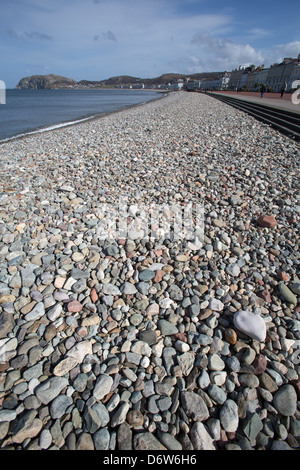 Die Stadt Llandudno, Wales. Malerische sonnige Aussicht auf den Kiesstrand an der Nordküste Llandudno. Stockfoto