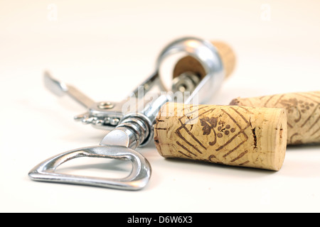 Isolierte Korken und Korkenzieher mit weißem Hintergrund Stockfoto