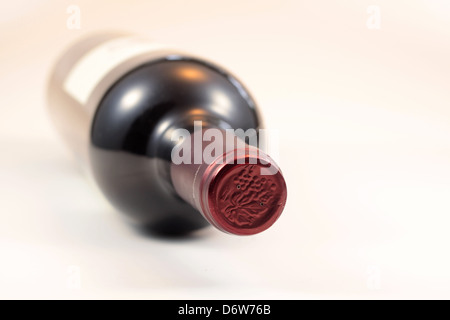 Nahaufnahme der isolierten Flasche Rotwein Stockfoto