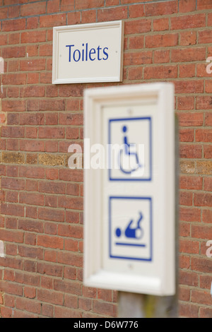 Ein Behinderten Behinderte Baby ändern wechselnden Zimmer WC Toiletten werden aus Holz Holz Zeichen feststellen Stockfoto