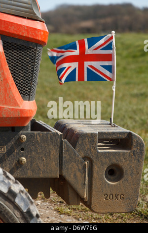 Ein Union Jack britische Flagge auf der Vorderseite des kleinen roten Traktor Rasenmäher Rasenmäher Stockfoto