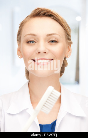 attraktive Ärztin mit Zahnbürste Stockfoto