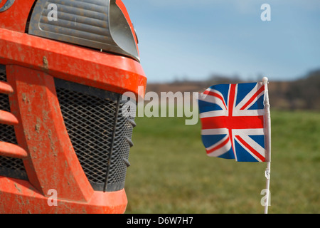 Ein Union Jack britische Flagge auf der Vorderseite des kleinen roten Traktor Rasenmäher Rasenmäher Stockfoto