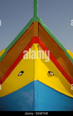 Paar Auge des Horus Dekoration auf Bug eines Luzzu traditionellen Fischerboot im Hafen von Marsaxlokk Dorf in der südöstlichen Region von Malta günstig Stockfoto