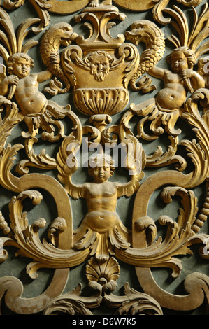 Detail der Hochbarockarchitektur Stil Dekorationen im Kirchenschiff des 17. Jahrhunderts römisch-katholischen St. John's Co-Kathedrale zu St. Johannes dem Täufer in Valletta, der Hauptstadt der Insel Malta gewidmet Stockfoto