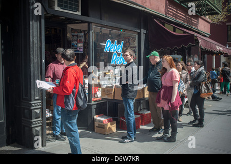 Shopper Line-up außen Rebel Rebel Records auf Bleecker Street im Stadtteil Greenwich Village in New York Stockfoto