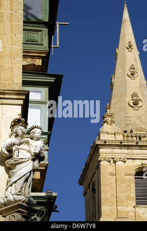 Eine religiöse skulpturen Bild an einer Straßenecke in Valletta, die Hauptstadt von Malta Insel Stockfoto