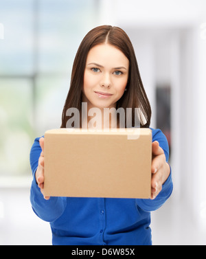 Geschäftsfrau liefern box Stockfoto