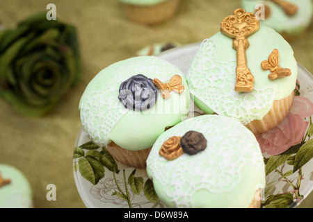 Muffins mit Spitzen-Effekt Fondant verziert Stockfoto