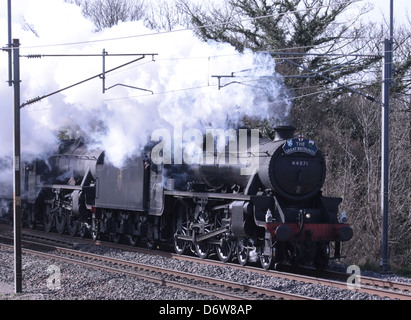 Great Britain VI Dampf Railtour Richtung entlang der West Coast Main Line in Richtung Lancaster, gezogen von zwei Stanier schwarz Fünfer. Stockfoto