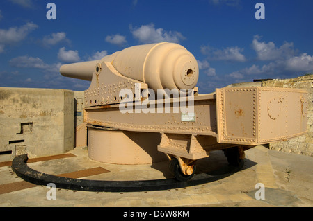 Die 100 t 17,72 Zoll (450 mm) gezogenen Schnauze - Laden (RML) Armstrong Gun im Rinella Batterie eine Batterie im viktorianischen Stil, die gemeinhin als Fort Rinella in Kalkara ein Dorf in der südöstlichen Region von Malta Insel bezeichnet Stockfoto