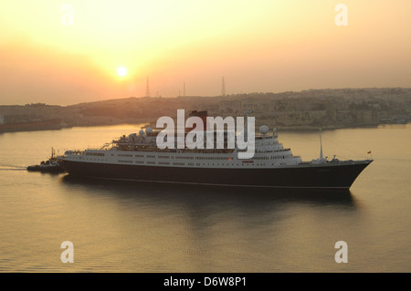 Der Passagierdampfer Caronia von der Linie Cunard, der in den Grand Harbour Valletta Malta einlief Stockfoto