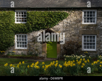 ASHFORD-IN-THE-WATER, DERBYSHIRE, Großbritannien - 18. APRIL 2013: Pretty Cottage in the Village Stockfoto