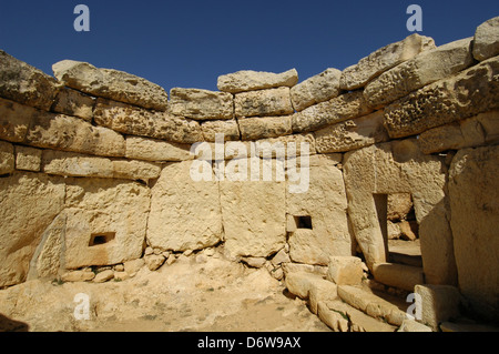 Die megalithischen Tempel aus Stein von Hagar Qim aus dem ġgantija Phase (3600-3200 v. Chr.). Auf einem Bergrücken in sanften globigerina Kalkstein in den südlichen Rand der Insel Malta bedeckte entfernt Stockfoto