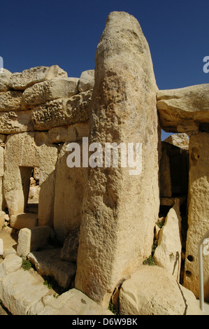 Große Platten aus Kalkstein. Der Mnajdra megalithischen Tempel Komplex, die zu den ältesten religiösen Ort auf der Erde, um den vierten Jahrtausend v. Chr. erbaut und von coralline Kalkstein an der südlichen Küste der Insel im Mittelmeer von Malta gemacht wird Stockfoto