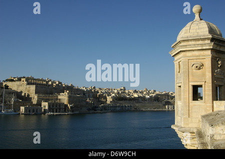 Blick auf Valletta von der Wachbox auf der Spitze der Bastion, ‘il-gardjola’, in Senglea, auch bekannt unter dem Titel Citta Invicta oder Civitas Invicta, einer befestigten Stadt im Südosten von Malta Stockfoto