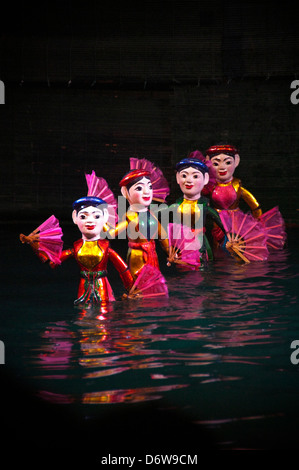 Vertikale Nahaufnahme einer bunten Wasser Marionette Puppe, eine traditionelle Kunstform in Vietnam. Stockfoto