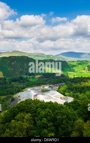 Das Schieferbergwerk in Elterwater im Lake District betrachtet von Lingmoor Fell, Cumbria, England. Stockfoto