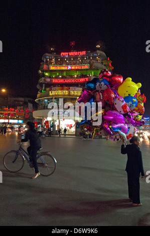 Vertikale Ansicht eines Ballon-Verkäufer steht in der Mitte der Straße in der Altstadt in der Nacht. Stockfoto