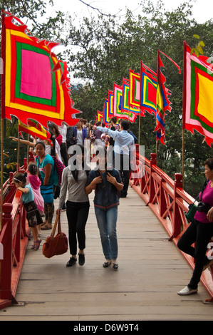 Vertikale Weitwinkelaufnahme des The Huc Brücke, Thê Húc Brücke über Hoan-Kiem-See in Hanoi. Stockfoto