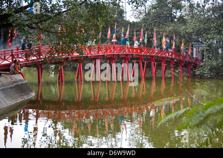 Horizontale Weitwinkelaufnahme des The Huc Brücke, Thê Húc Brücke über Hoan-Kiem-See in Hanoi. Stockfoto