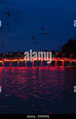 Vertikale Weitwinkelaufnahme des The Huc Brücke, Thê Húc Brücke über Hoan-Kiem-See in Hanoi in der Nacht. Stockfoto