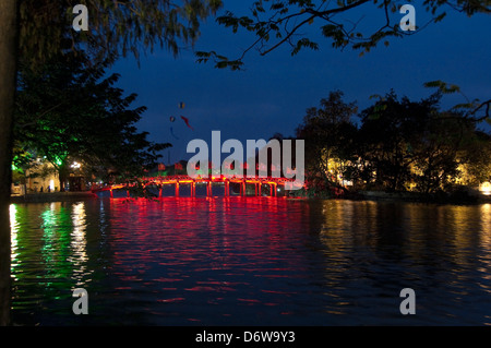 Horizontale Weitwinkelaufnahme des The Huc Brücke, Thê Húc Brücke über Hoan-Kiem-See in Hanoi in der Nacht. Stockfoto