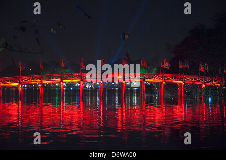 Horizontale Weitwinkelaufnahme des The Huc Brücke, Thê Húc Brücke über Hoan-Kiem-See in Hanoi in der Nacht. Stockfoto