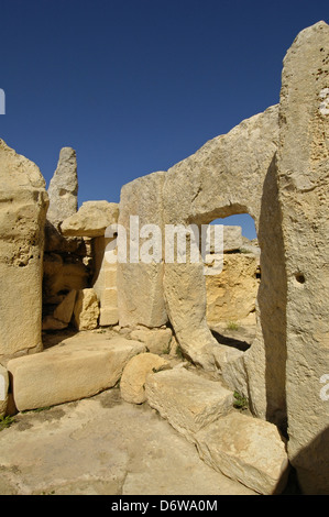 Die megalithischen Tempel aus Stein von Hagar Qim aus dem ġgantija Phase (3600-3200 v. Chr.). Auf einem Bergrücken in sanften globigerina Kalkstein in den südlichen Rand der Insel Malta bedeckte entfernt Stockfoto