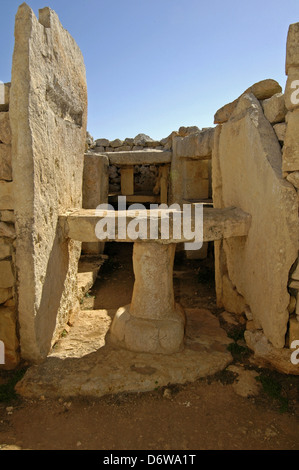 Die megalithischen Tempel aus Stein von Hagar Qim aus dem ġgantija Phase (3600-3200 v. Chr.). Auf einem Bergrücken in sanften globigerina Kalkstein in den südlichen Rand der Insel Malta bedeckte entfernt Stockfoto