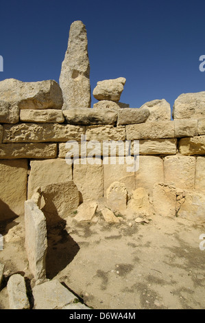 Die megalithischen Tempel aus Stein von Hagar Qim aus dem ġgantija Phase (3600-3200 v. Chr.). Auf einem Bergrücken in sanften globigerina Kalkstein in den südlichen Rand der Insel Malta bedeckte entfernt Stockfoto