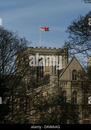 Peterborough, UK. St.-Georgs Tag. 23. April 2013. Die Flagge von St. Georg fliegt über Peterborough Kathedrale in Cambridgeshire. Bild: Paul Marriott Fotografie/Alamy Live-Nachrichten Stockfoto