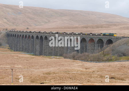 Freightliner Güterzug auf dem Ribblehead-Viadukt Stockfoto