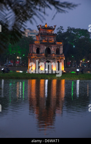 Vertikale Ansicht von Thap Rua Tháp Rùa aka Schildkröte Turm in der Mitte Hoan-Kiem-See in Hanoi nachts beleuchtet. Stockfoto